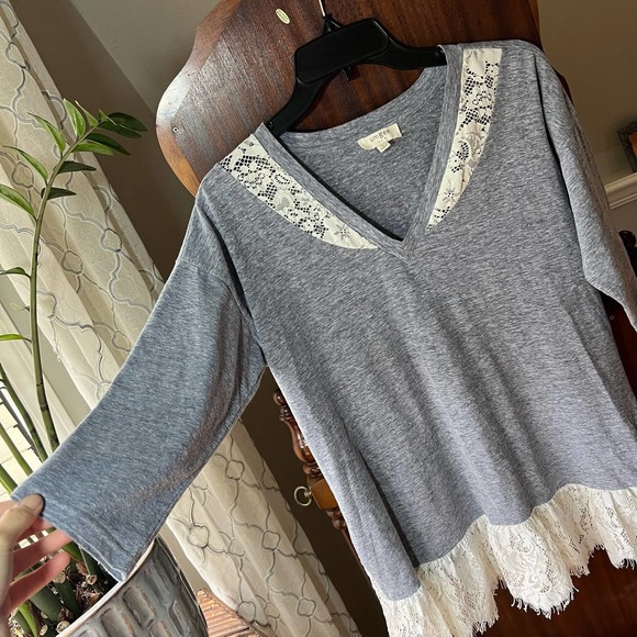 Umgee size small gray lace blouse top three-quarter sleeve V-neck - Picture 4 of 9